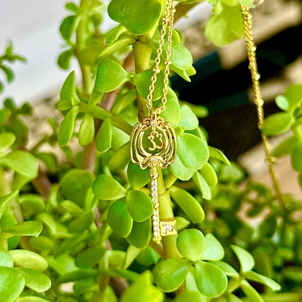 Stunning gold club 33 key necklace